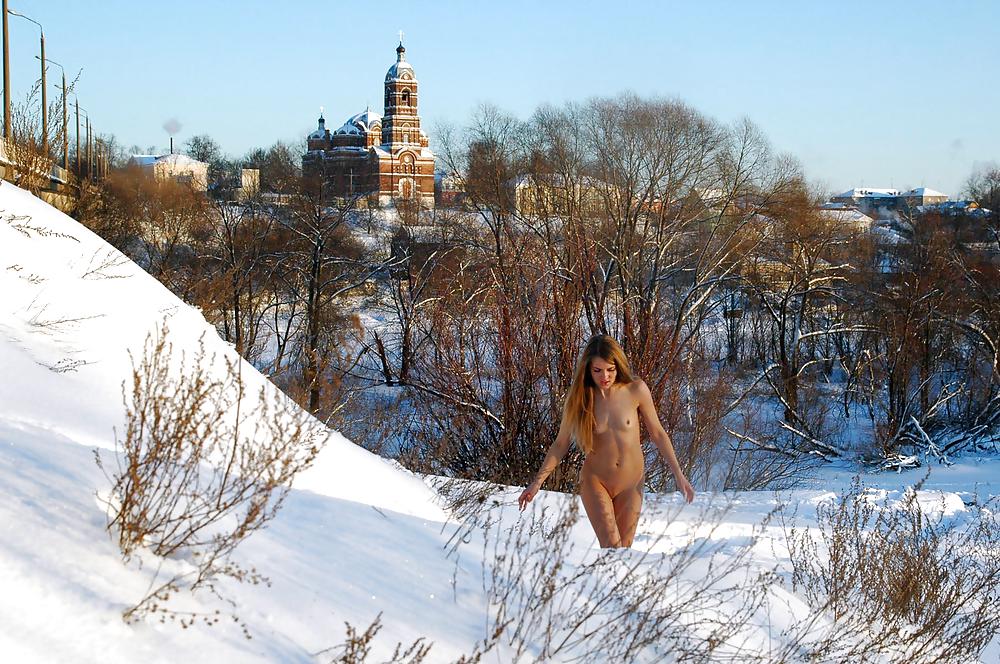 Nudo in Russia - giovane carino sulla neve
 #16828177