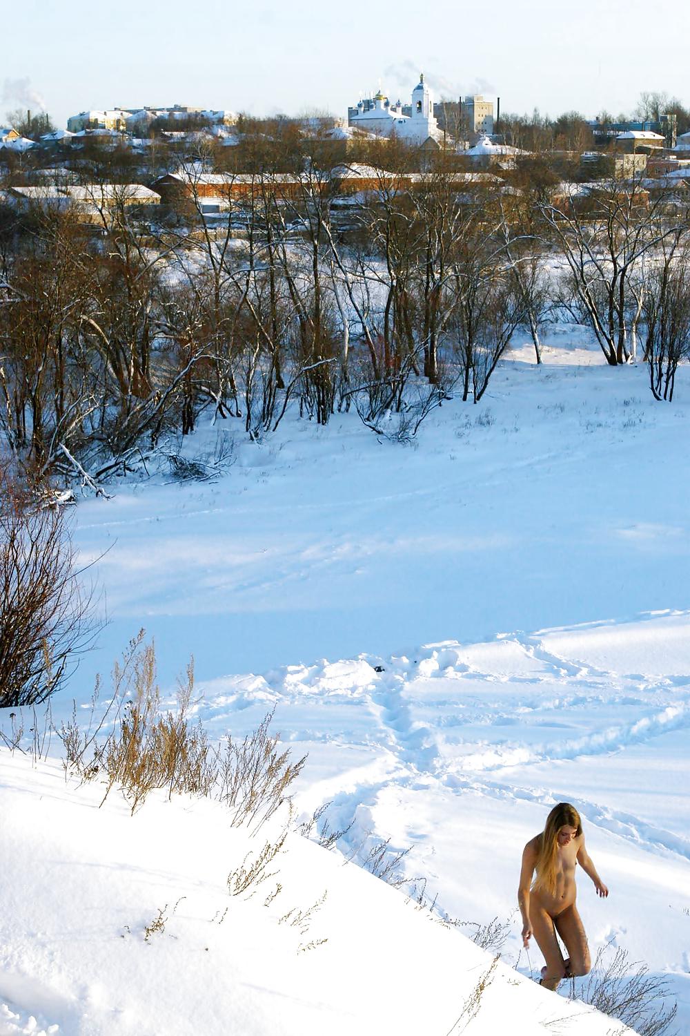 ロシアの裸体 - 雪の上のかわいいティーン
 #16828187