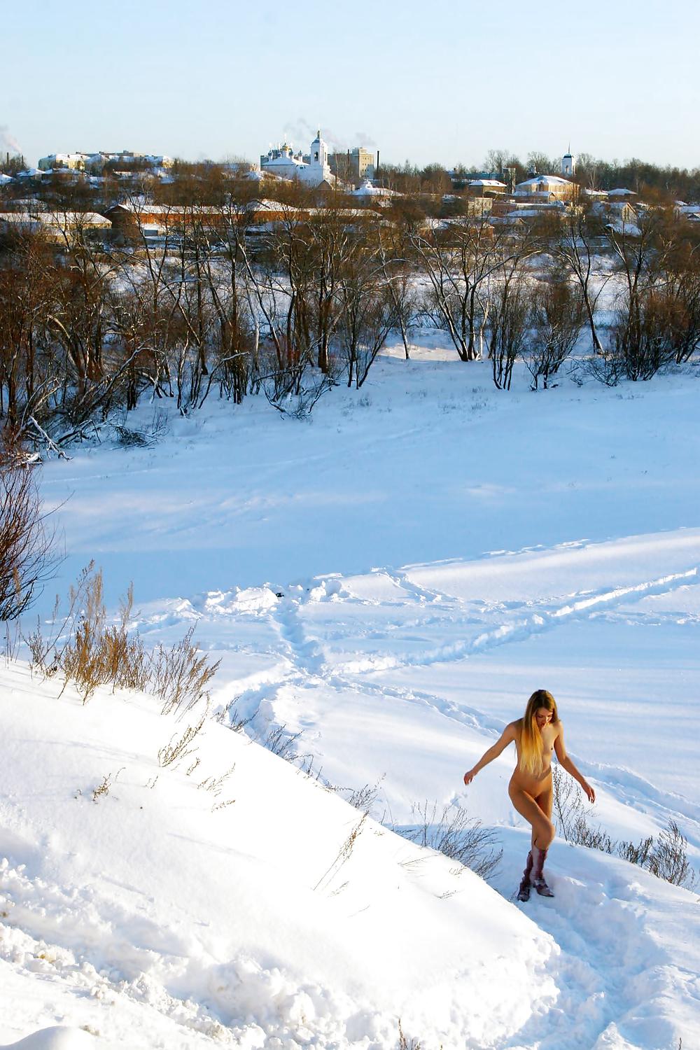 Nue En Russie - jeune Mignon Sur La Neige #16828215