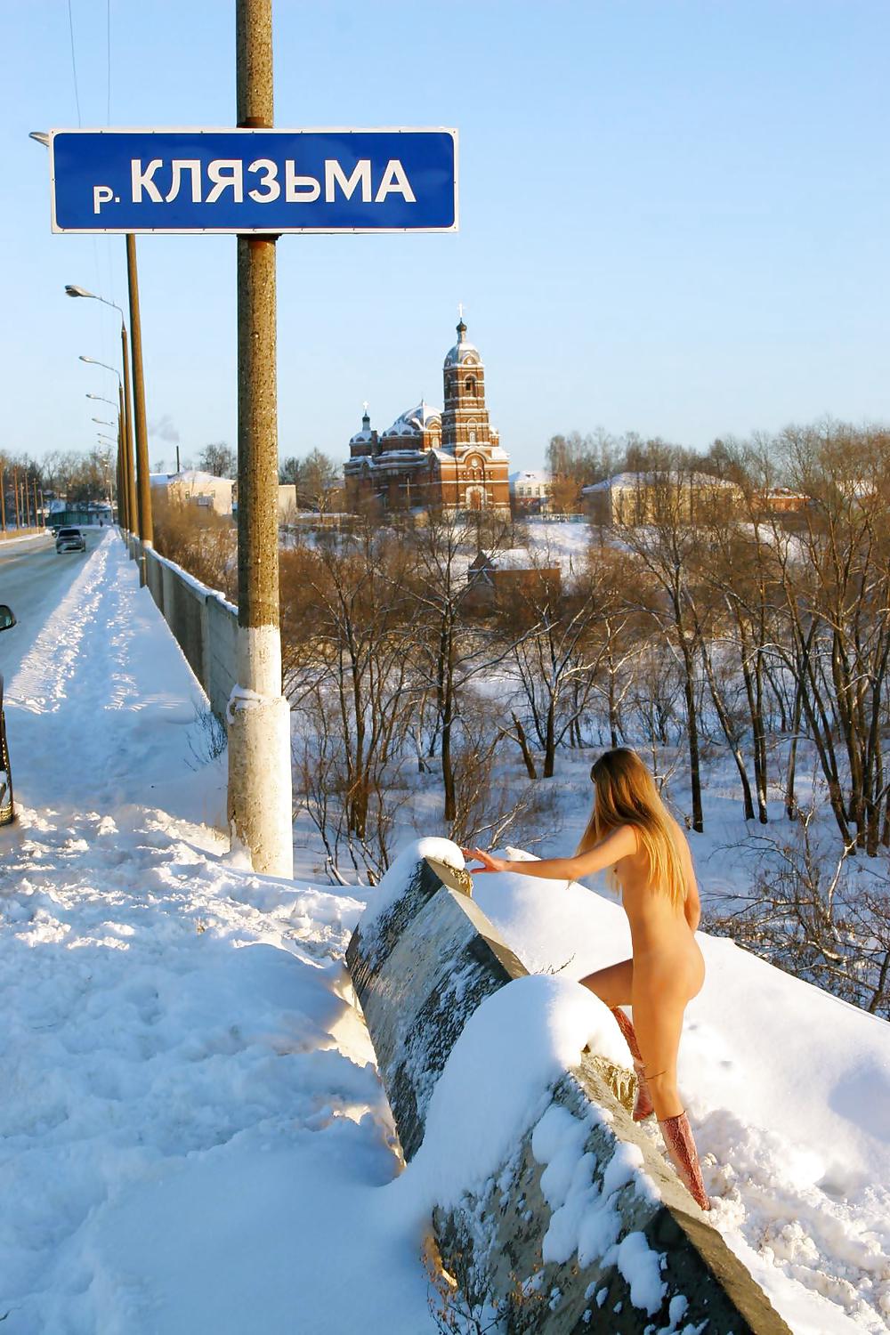 Nudo in Russia - giovane carino sulla neve
 #16828472