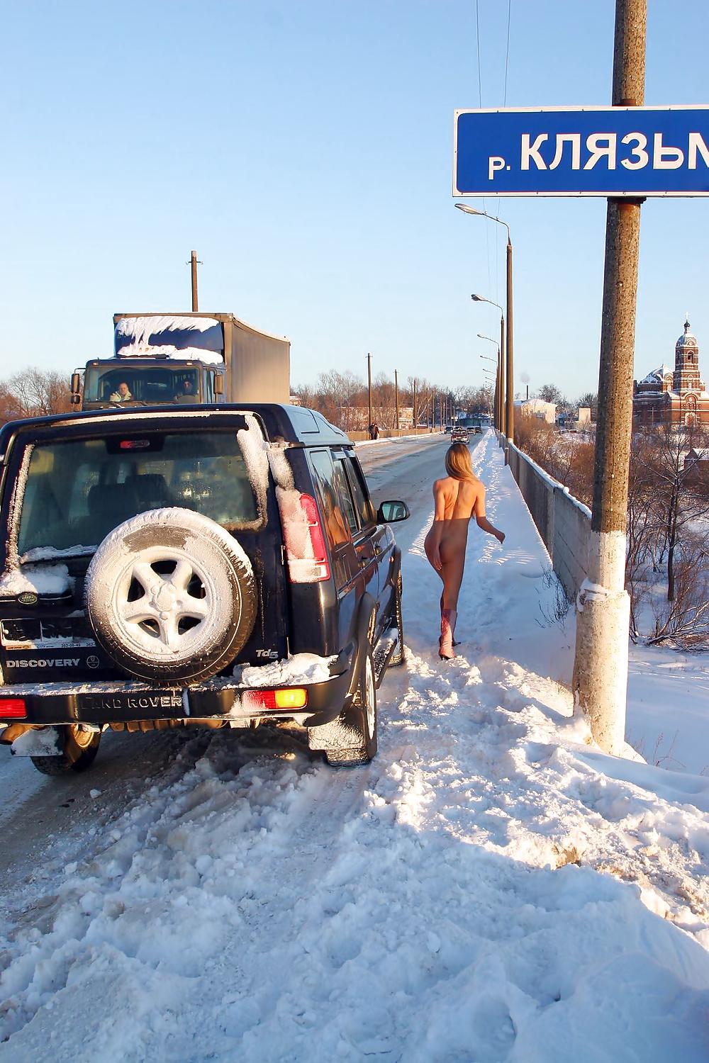 Nudo in Russia - giovane carino sulla neve
 #16828515