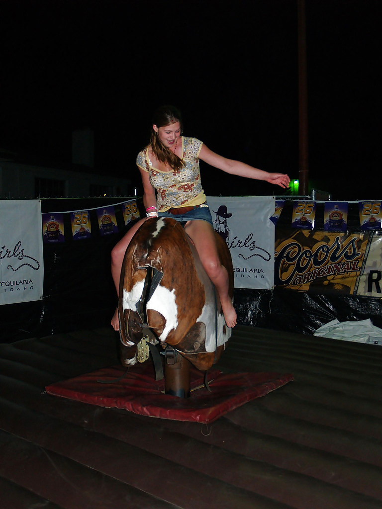 Ragazze che cavalcano il toro meccanico 2
 #18957573