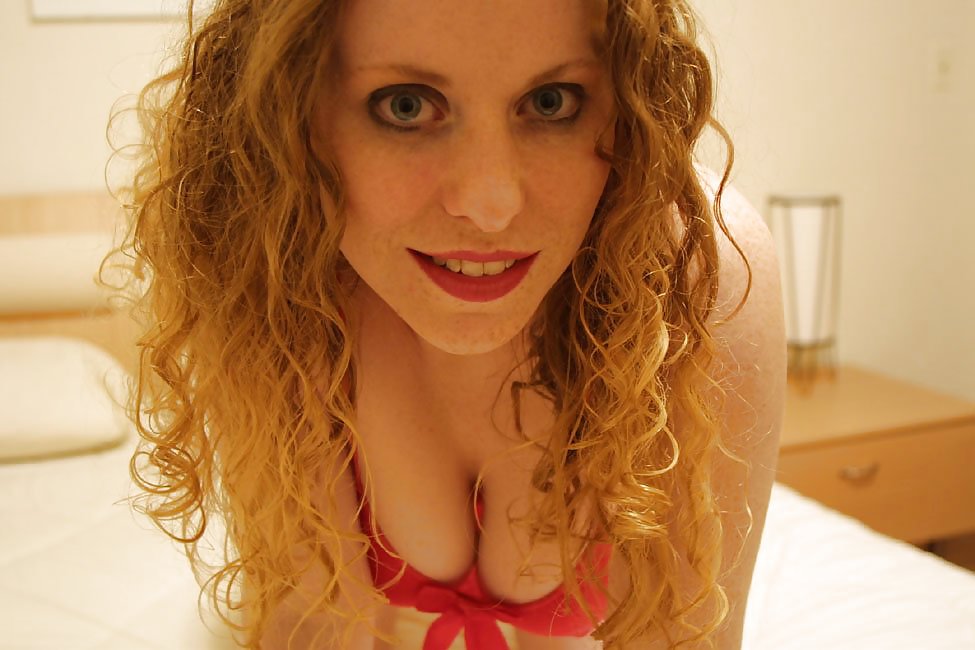 Kira Rothaarige Amateur In Sexy Roten Kleid #11299445