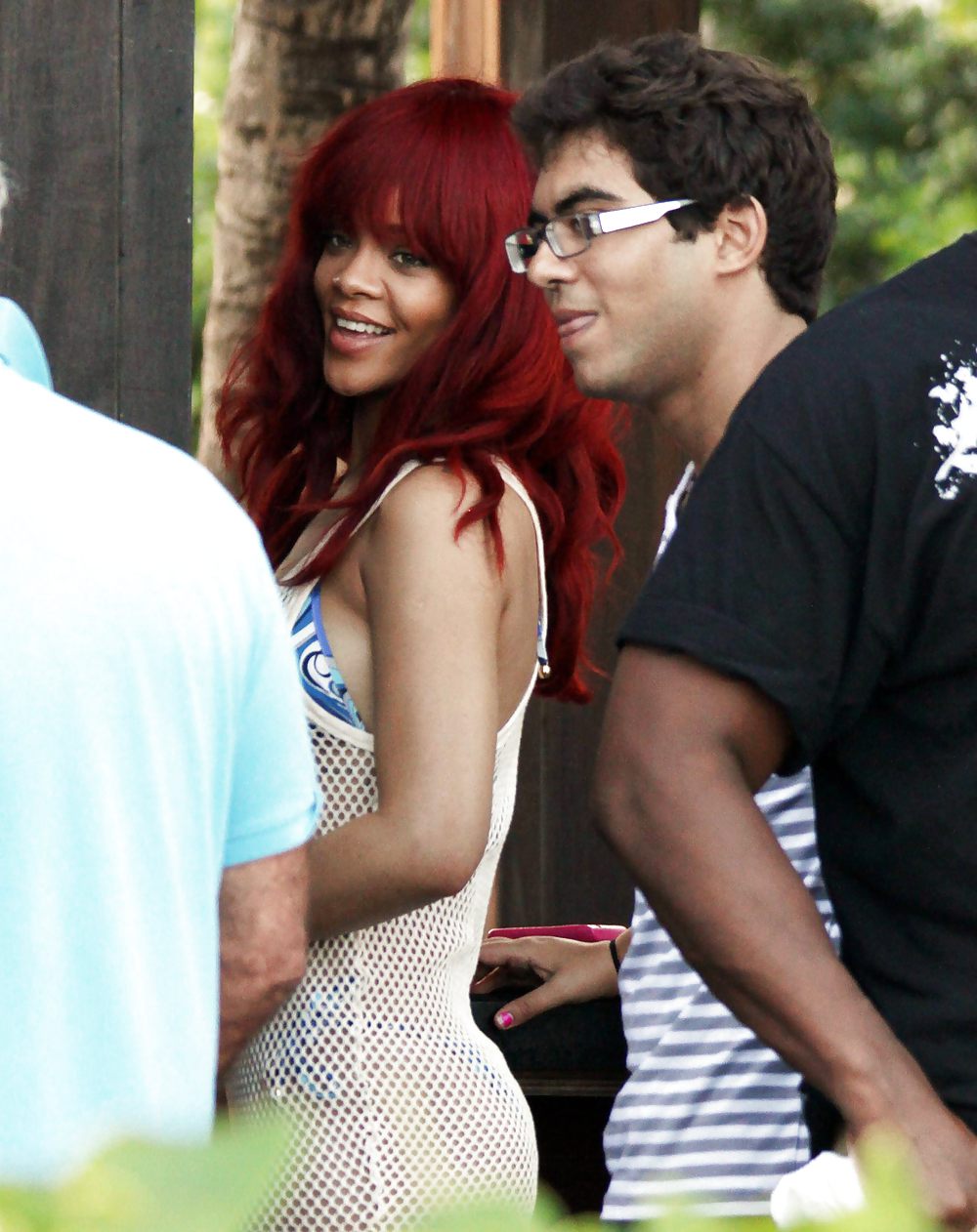 Rihanna - See-thru Zu Bikini An Einem Strand-Restaurant #4659797