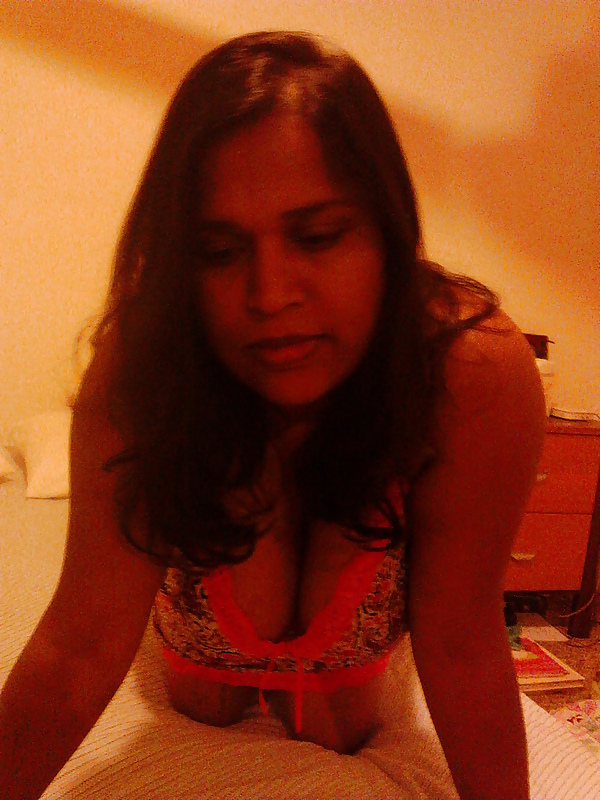 La moglie indiana paffuta con le tette grandi di qualcun altro 
 #10067481