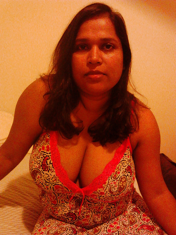 La moglie indiana paffuta con le tette grandi di qualcun altro 
 #10067633