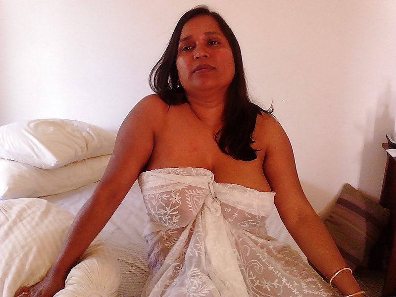 La moglie indiana paffuta con le tette grandi di qualcun altro 
 #10067678