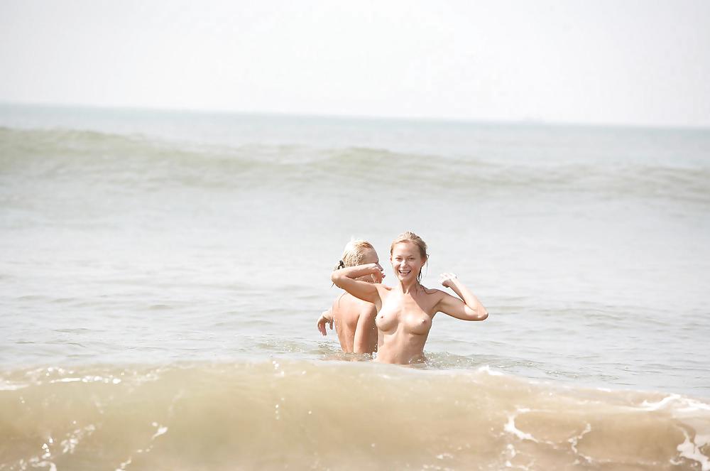 Bellezze da spiaggia 008 - due ragazze che si divertono
 #15637932
