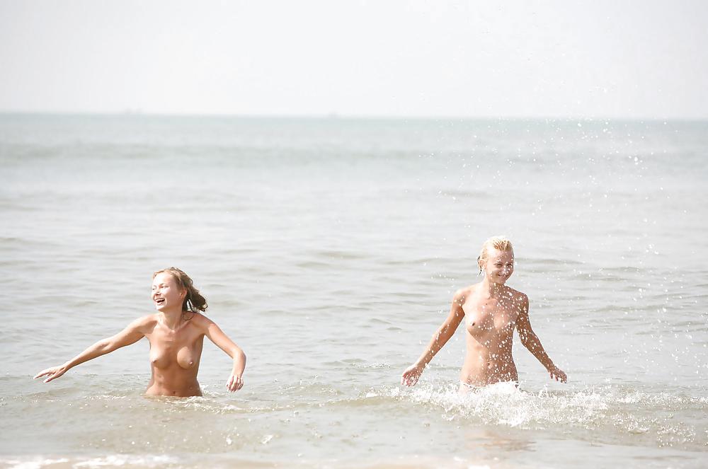 Bellezze da spiaggia 008 - due ragazze che si divertono
 #15637938