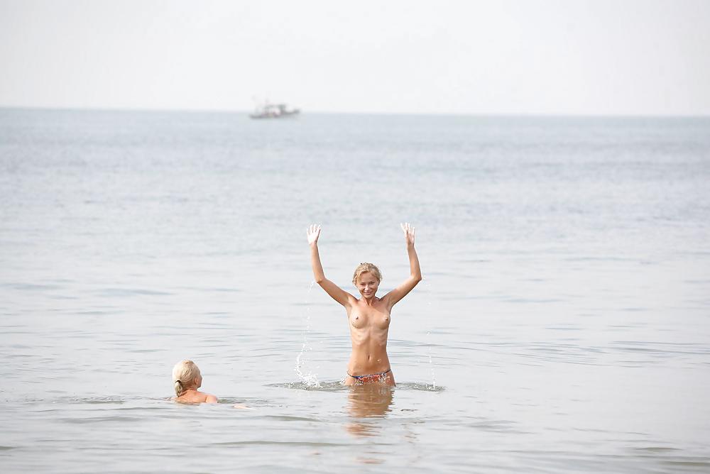 Strand-Schönheiten 008 - Zwei Mädchen Havin Spaß #15637956