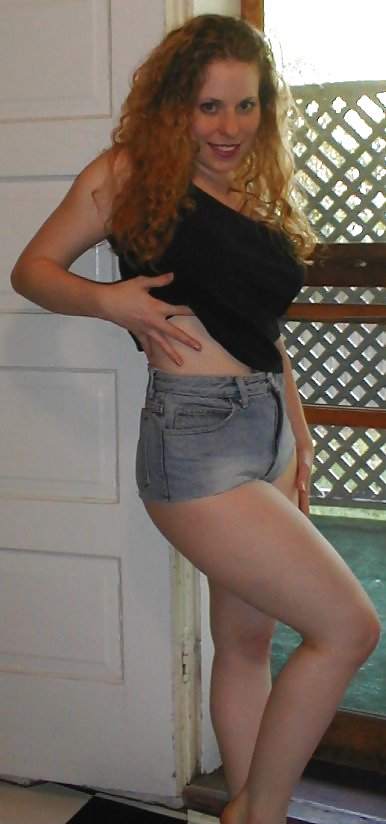 Kira Rousse Amateur Pose Dans Un Short En Jean #9572855