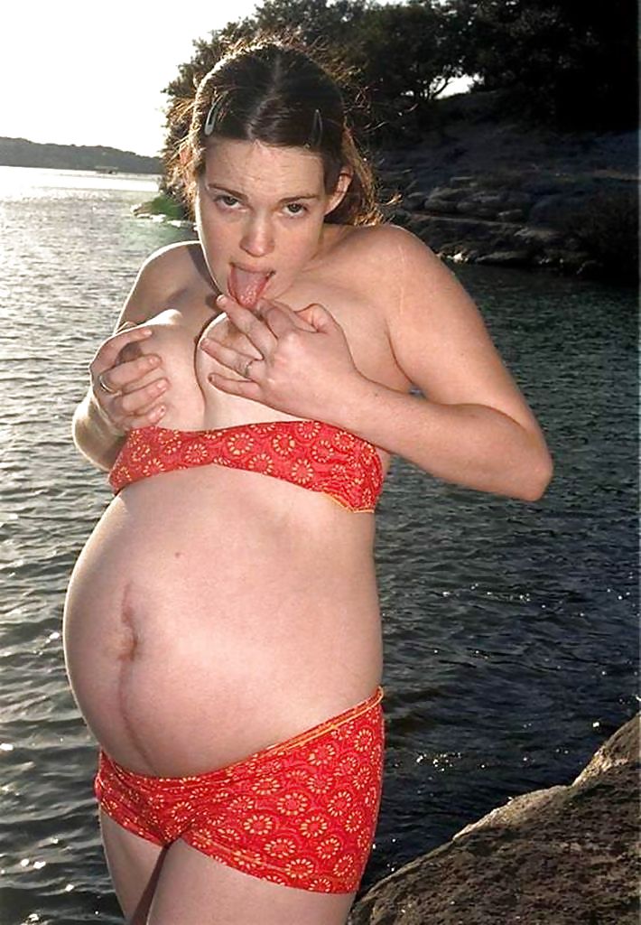 浜辺の妊娠中の女性
 #10769295