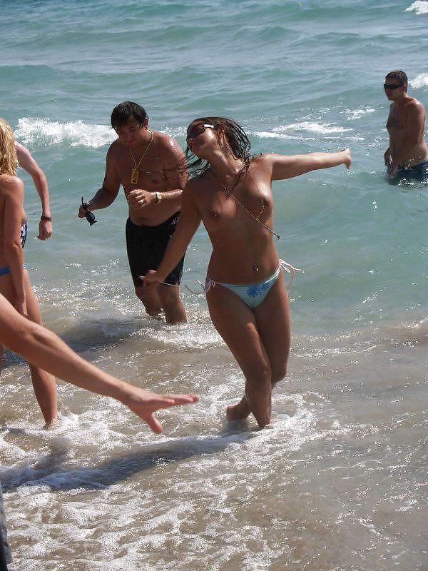 Divertimento sulla spiaggia nudista #764770