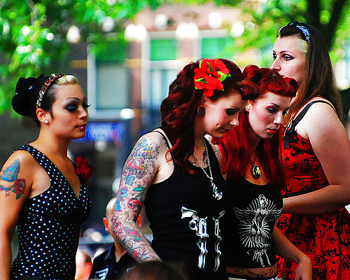 刺青、エモ、ロカビリーなどのパンク系の女性が多いです。
 #14645353