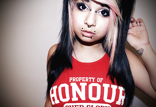 Poche altre ragazze punker. tatuate. emo. rockabilly.
 #14645513