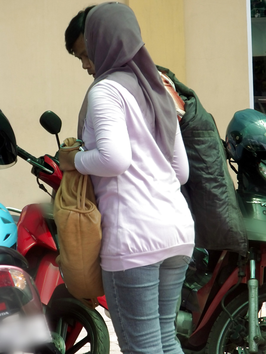Ragazza sexy in hijab e jeans stretti
 #16014646