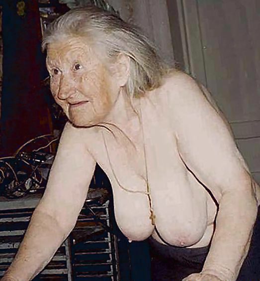 Sind Diese Nicht Ganz Nackt Grannys Sexy? #13933556