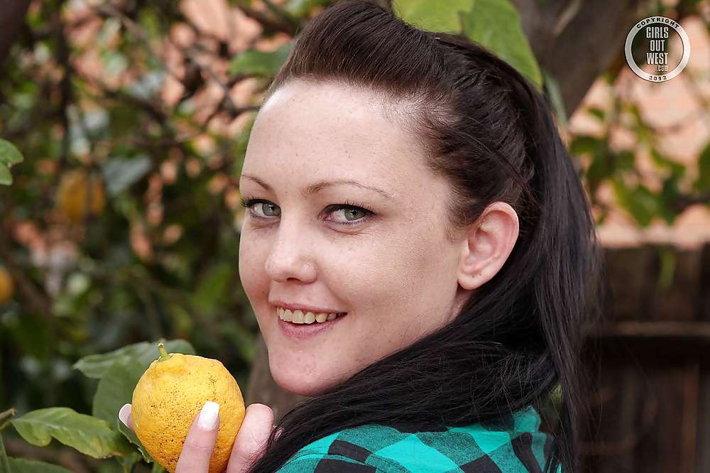 Chica australiana exponiendo su coño afeitado al aire libre
 #18441415