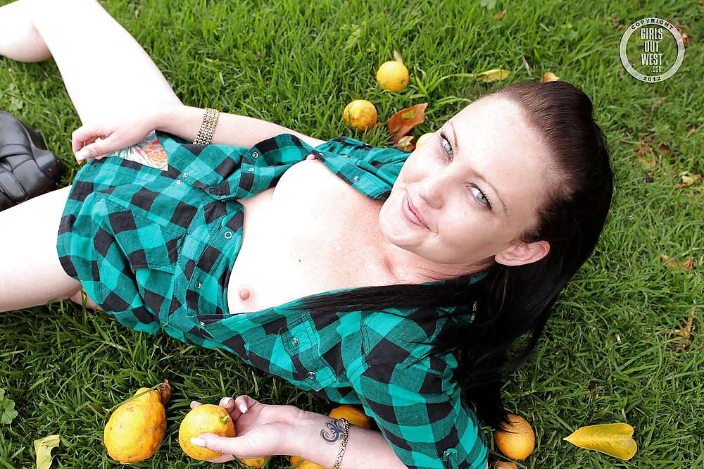 Chica australiana exponiendo su coño afeitado al aire libre
 #18441427