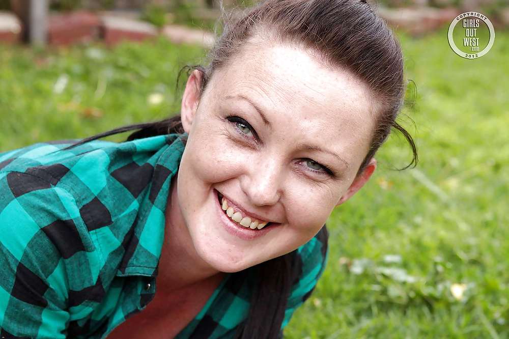 Chica australiana exponiendo su coño afeitado al aire libre
 #18441443