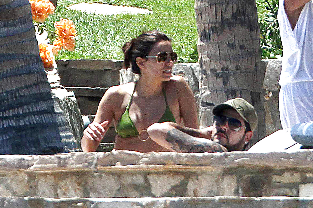 Eva longoria en bikini booty shot
 #3589878