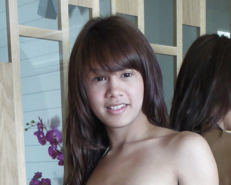 Un ladyboy tailandese su un cazzo bianco
 #6547264