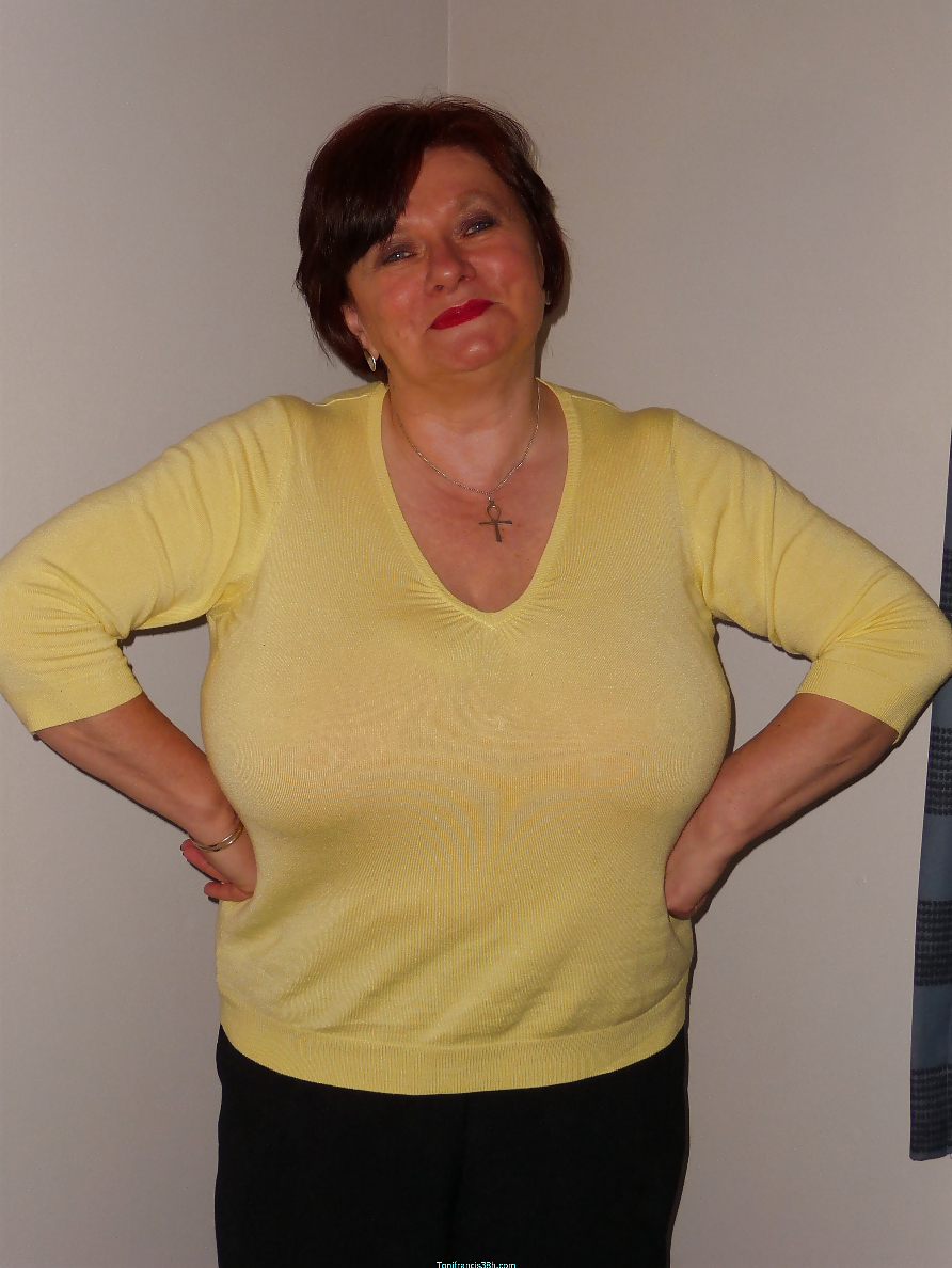 Toni F In Einem Gelben Pullover #10443545
