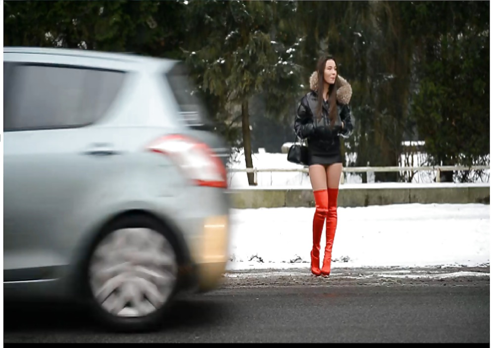 フランスの娼婦が雪の中で太いブーツを履いています。
 #20976065
