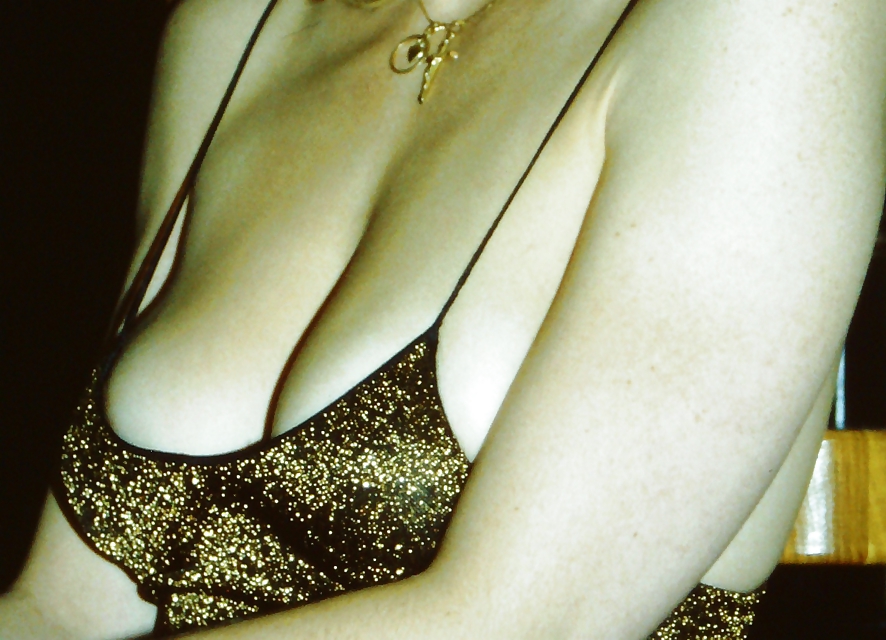 ゴールドのスパゲティストラップドレスを着た若い雌犬のおっぱい 03
 #17145897