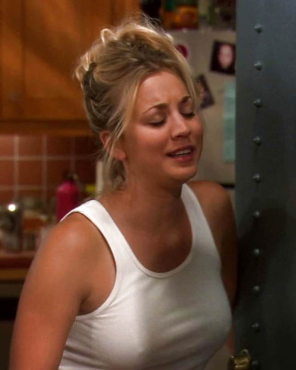 白いタンクトップを着たKaley cuoco
 #16793061