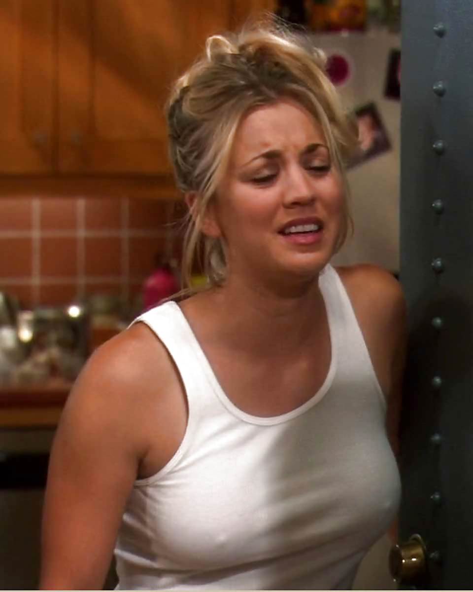 白いタンクトップを着たKaley cuoco
 #16793074