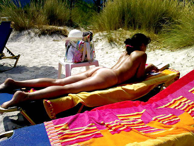 Esposa sólo desnuda en la playa 2
 #5163199