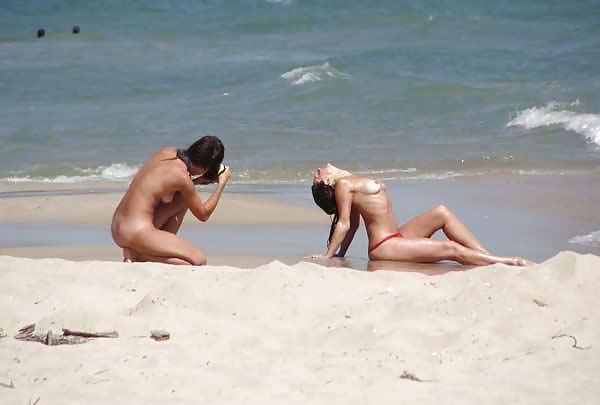 Ragazza amatoriale nuda spiaggia topless
 #7706877