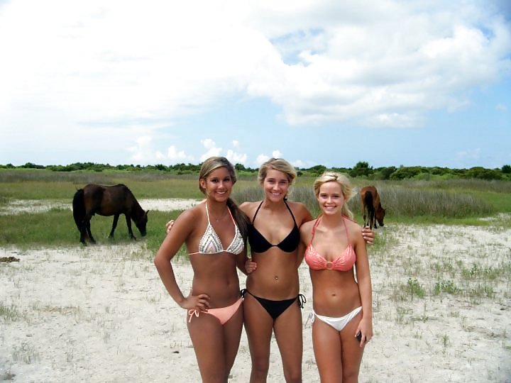 Aficionados en la playa bikini desnudo
 #11486598