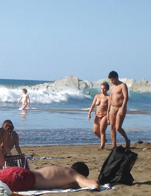 Hermoso día en la playa desnuda 35 por voyeur troc
 #21279963