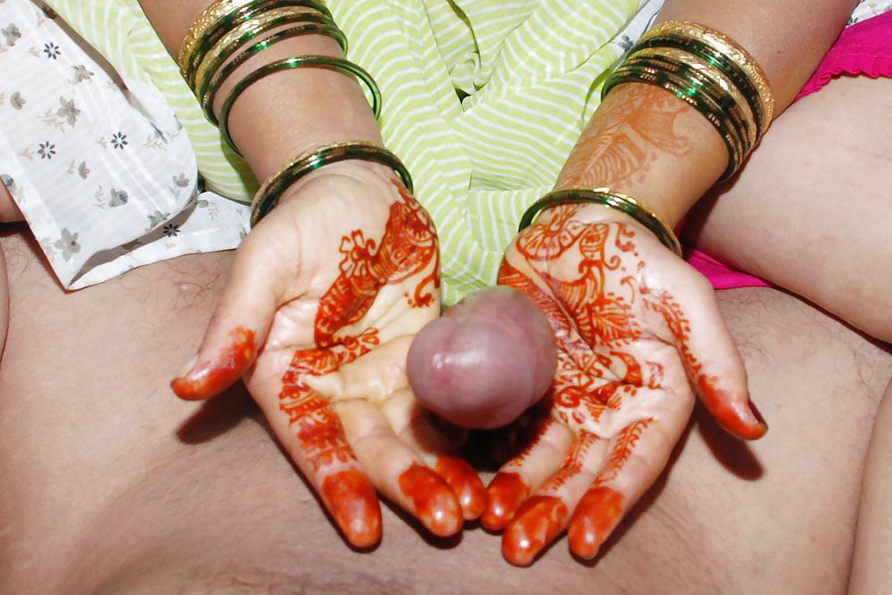 Branlette Indien Avec Mehndi Jeunes Mariés Sur Les Mains #6542706