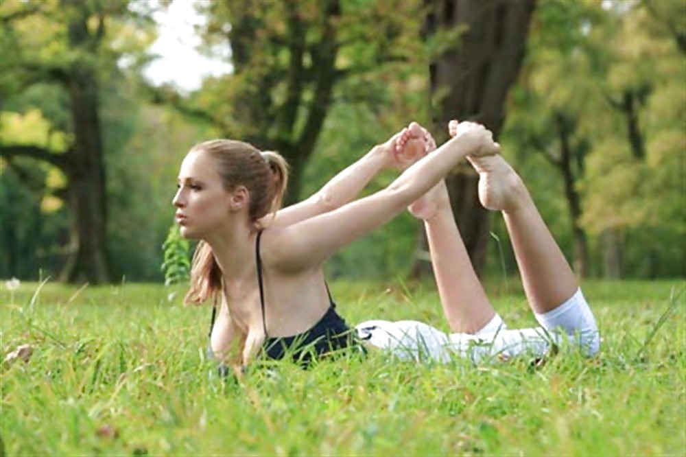 Giovane di yoga dalle grandi tette
 #6377520