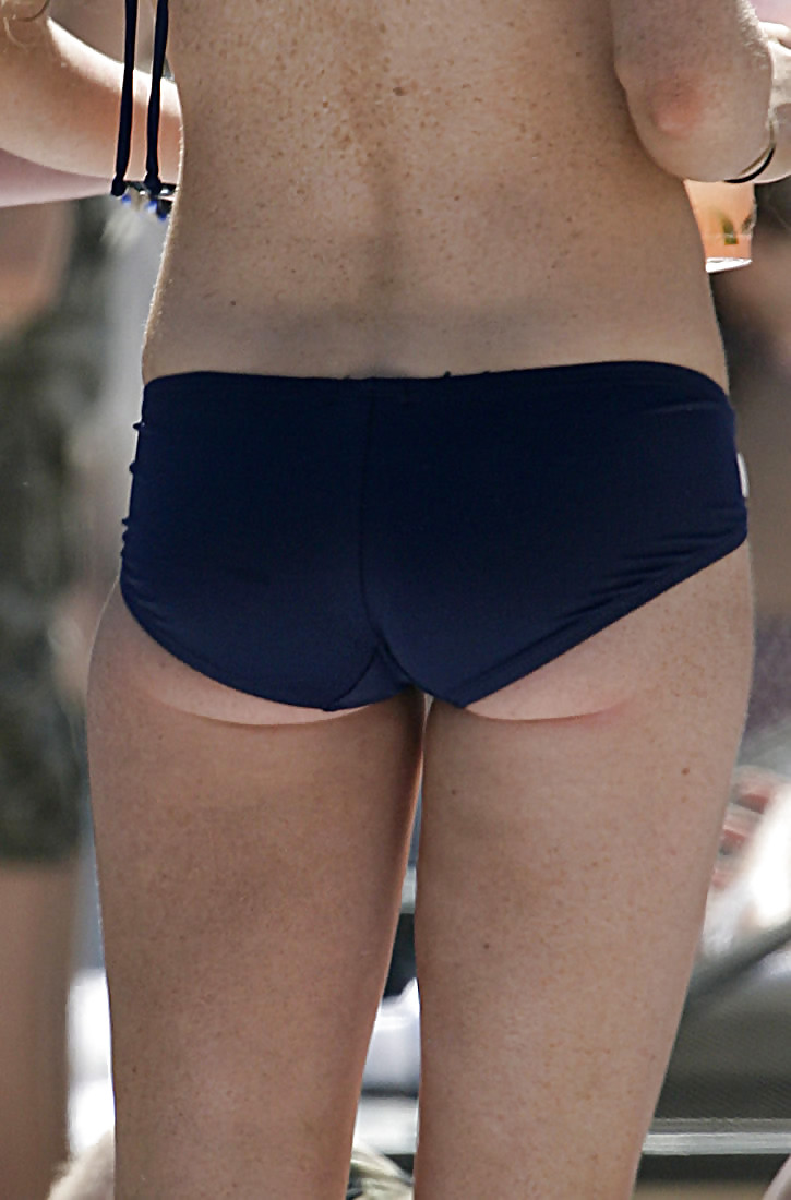 Lindsay Lohan Am Strand In Einem Schwarzen Und Weißen Bikini #7467317