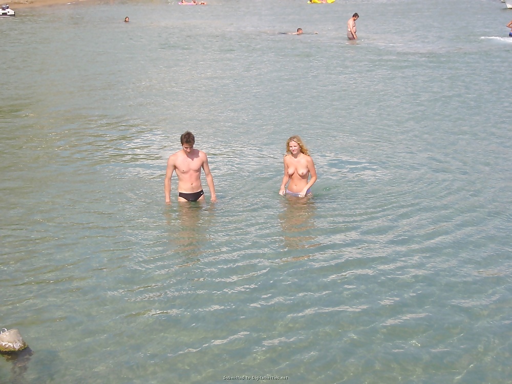 Desnudos en la playa parte 2
 #1748949