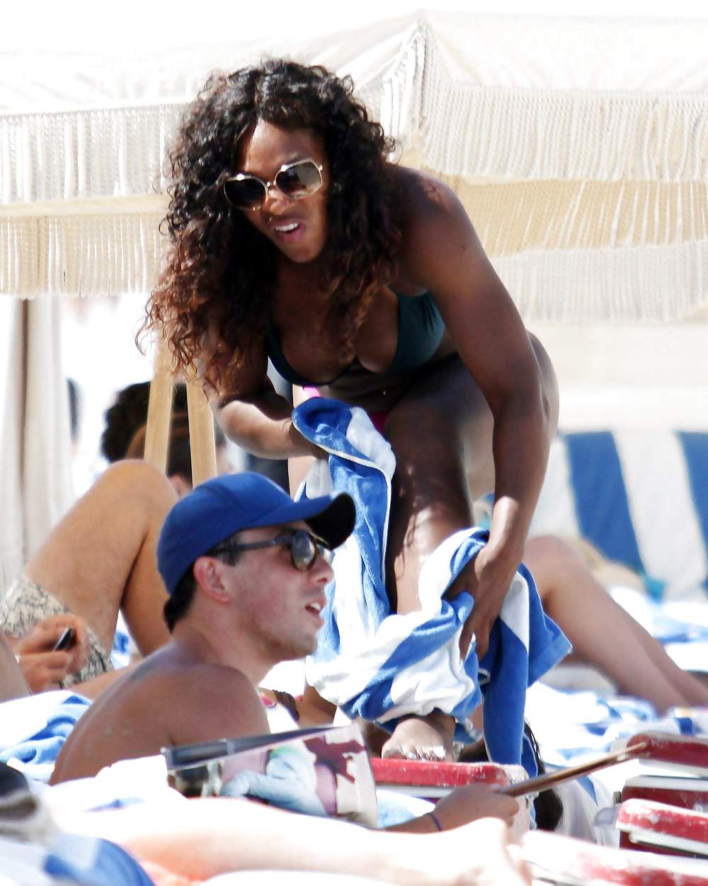 Serena williams - indossando un bikini in una spiaggia di miami
 #5325554