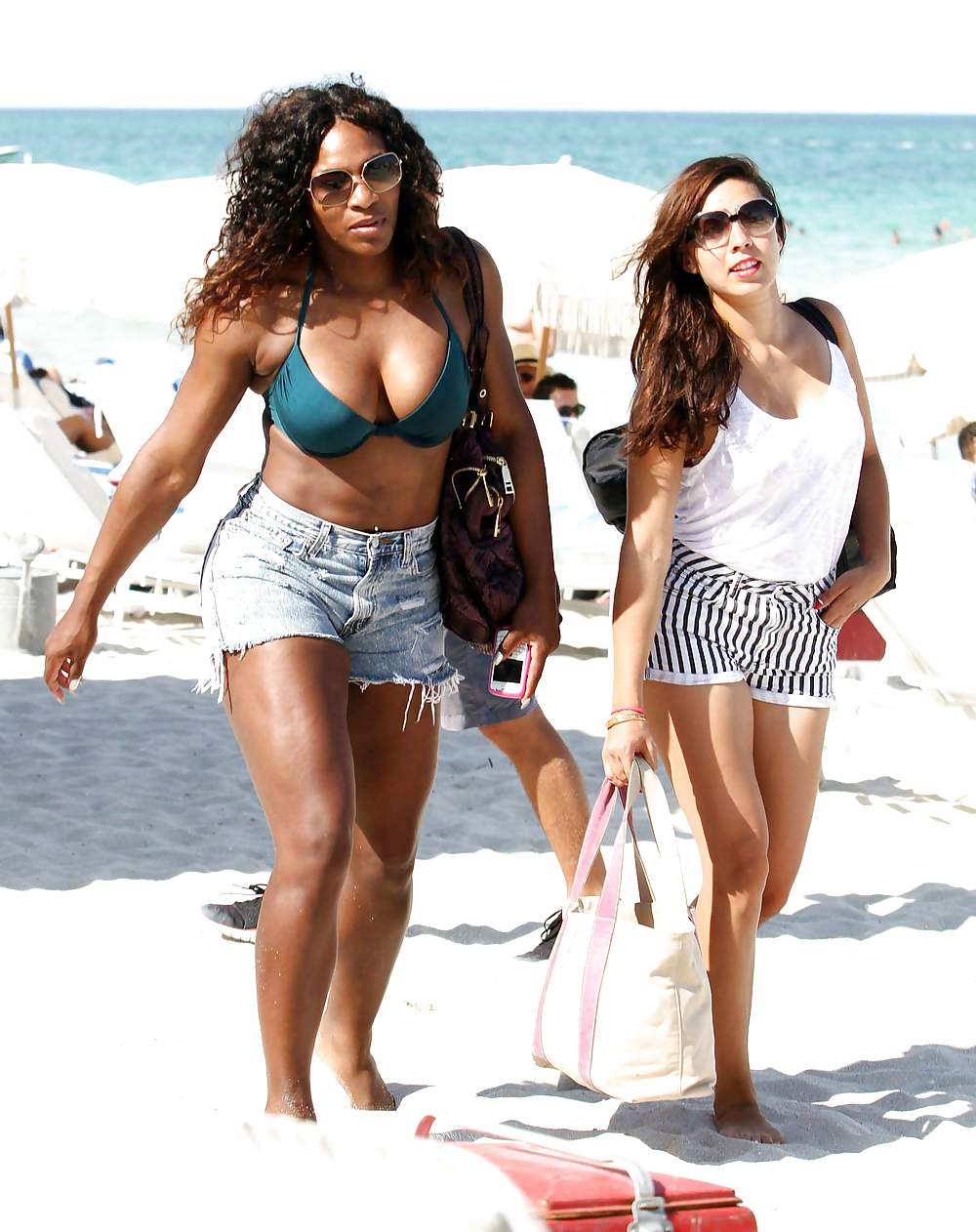 Serena williams - indossando un bikini in una spiaggia di miami
 #5325618