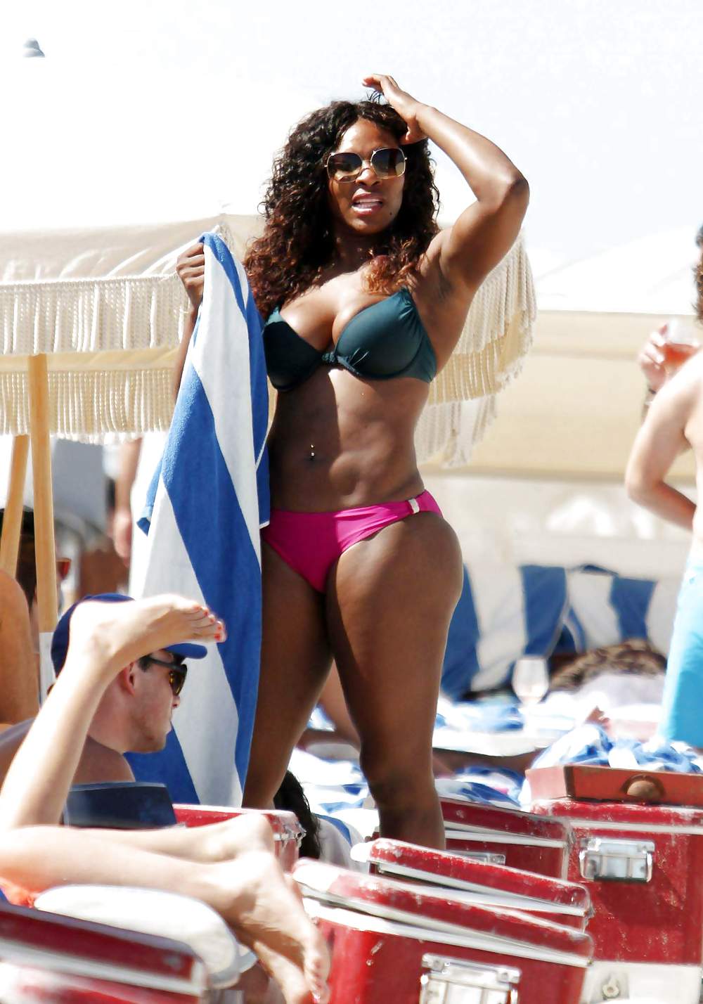 Serena williams - indossando un bikini in una spiaggia di miami
 #5325626