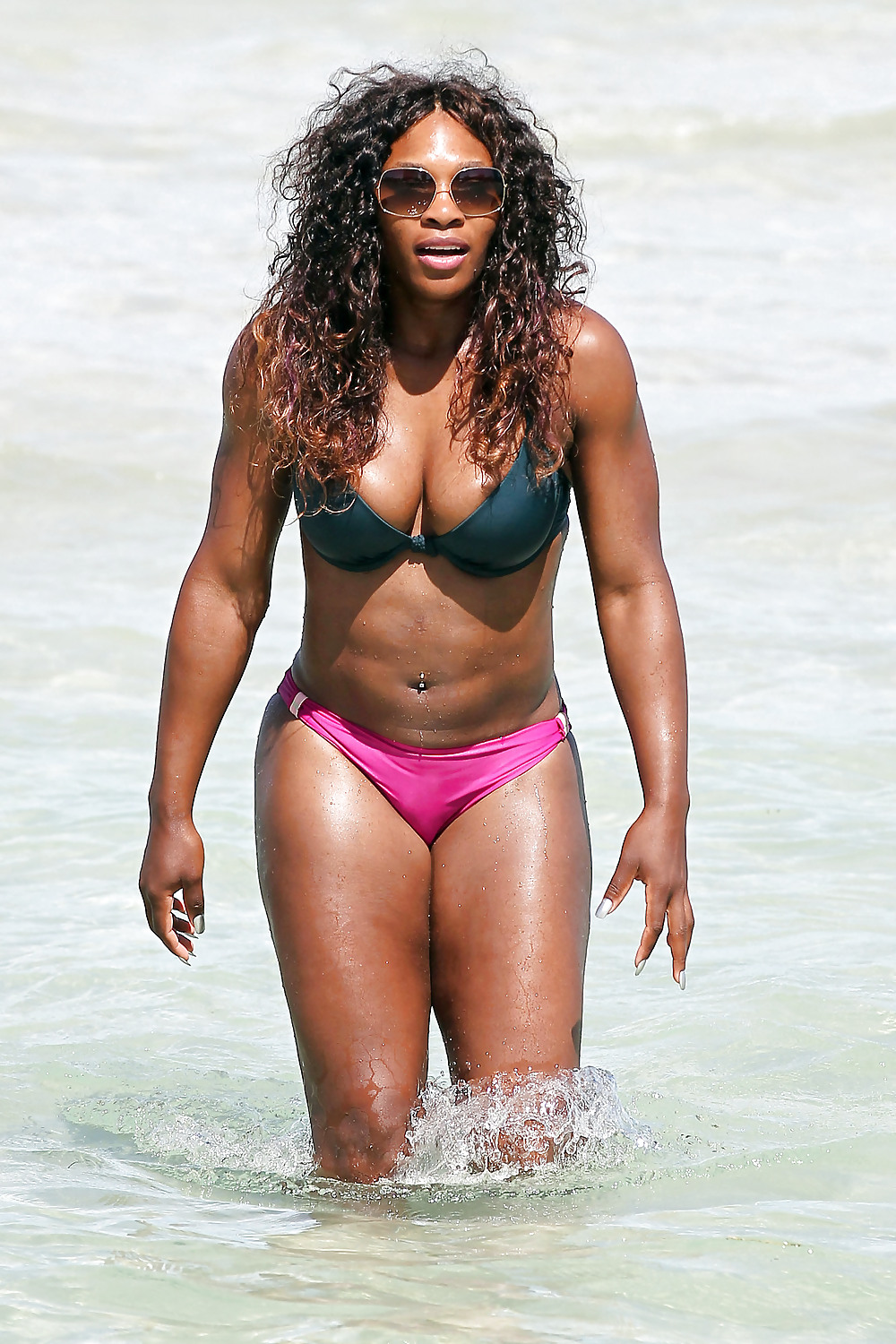 Serena Williams - Trägt Einen Bikini An Einem Strand In Miami #5325649