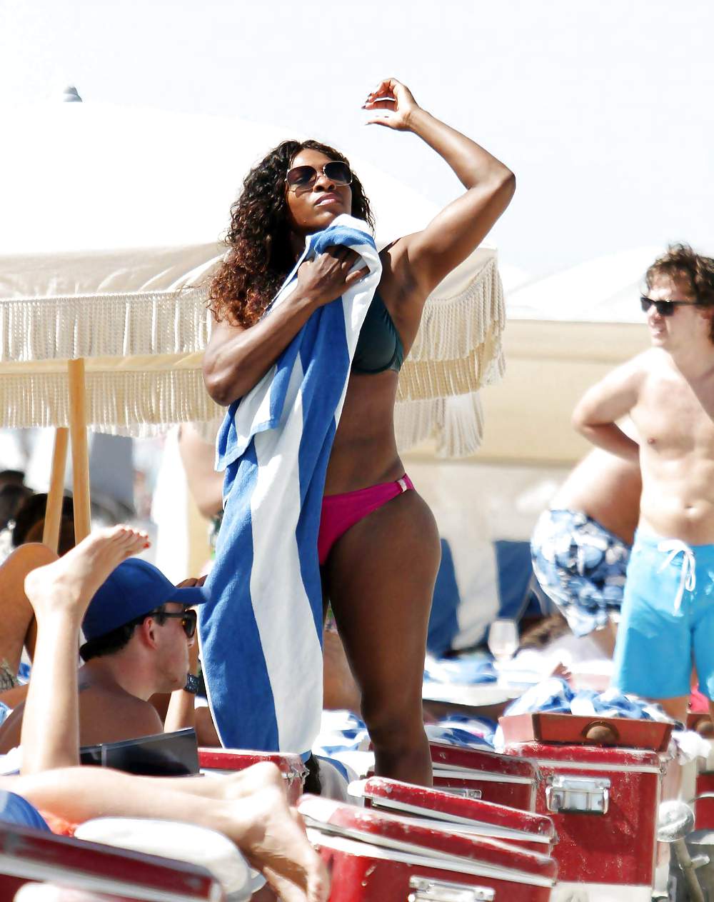 Serena williams - indossando un bikini in una spiaggia di miami
 #5325666