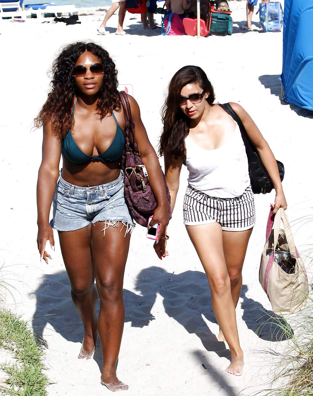 Serena williams - indossando un bikini in una spiaggia di miami
 #5325675