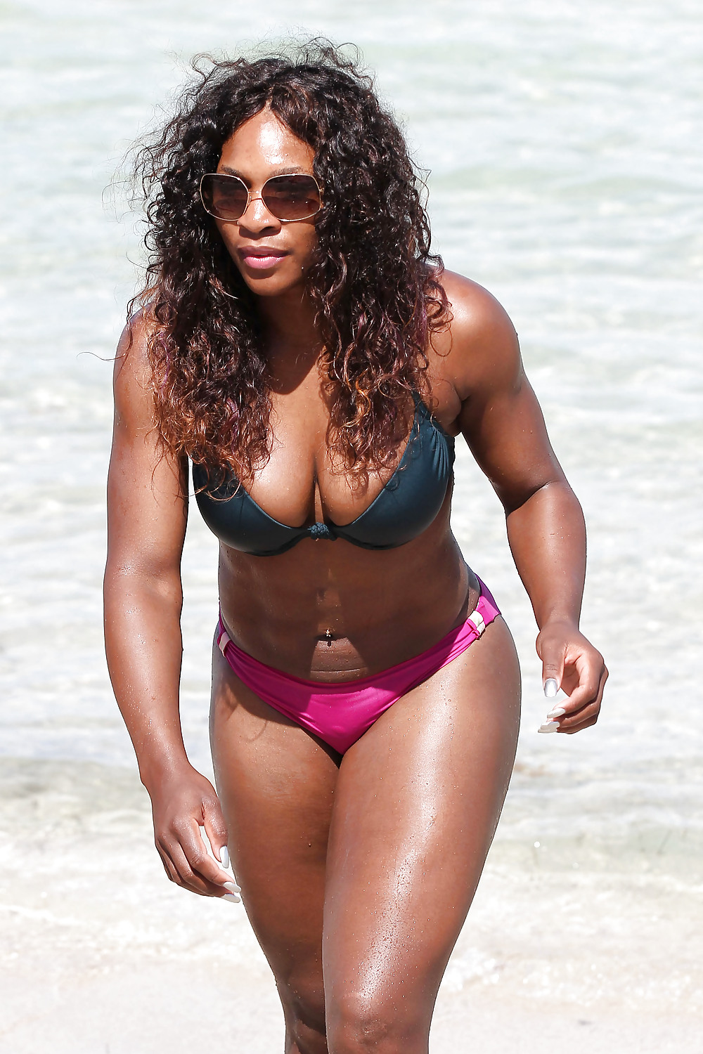 Serena Williams - Trägt Einen Bikini An Einem Strand In Miami #5325759