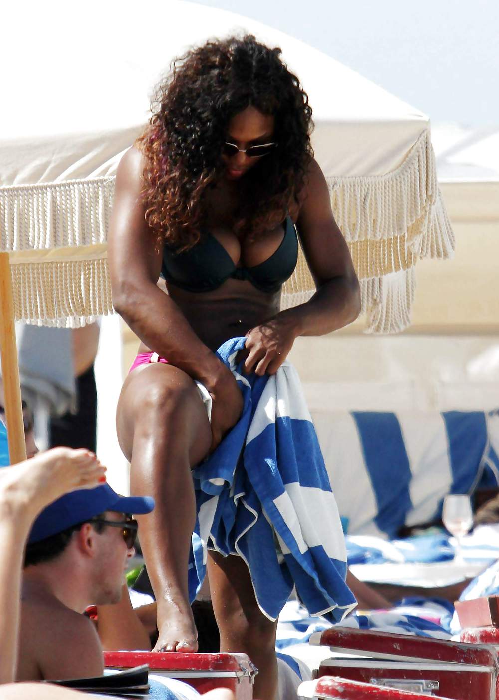 Serena williams - indossando un bikini in una spiaggia di miami
 #5325836