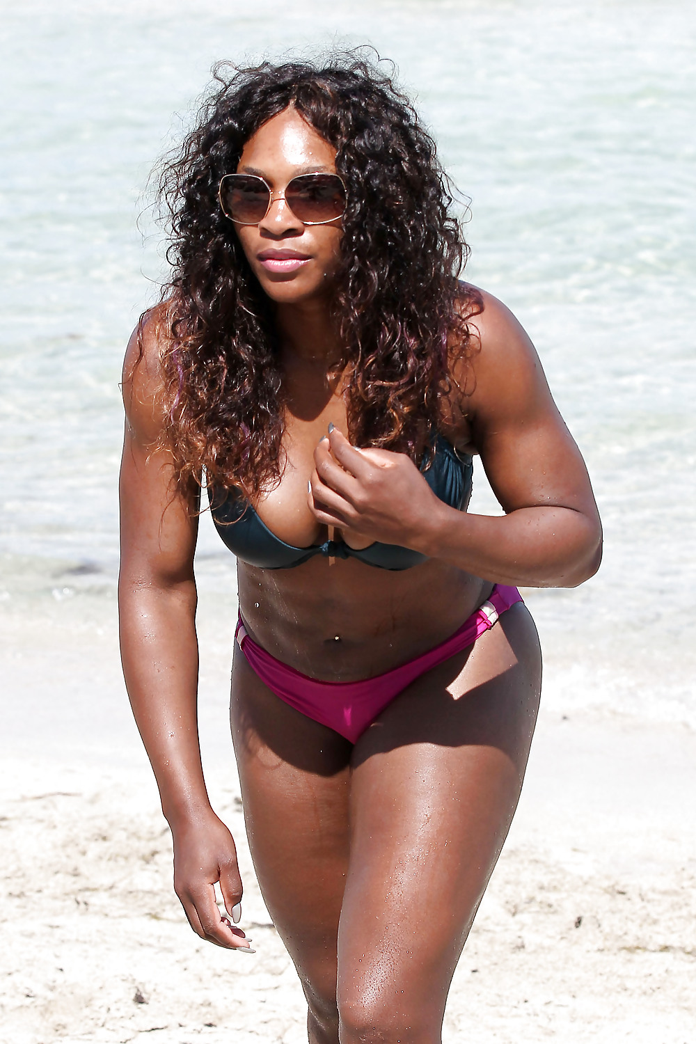Serena Williams - Trägt Einen Bikini An Einem Strand In Miami #5325885