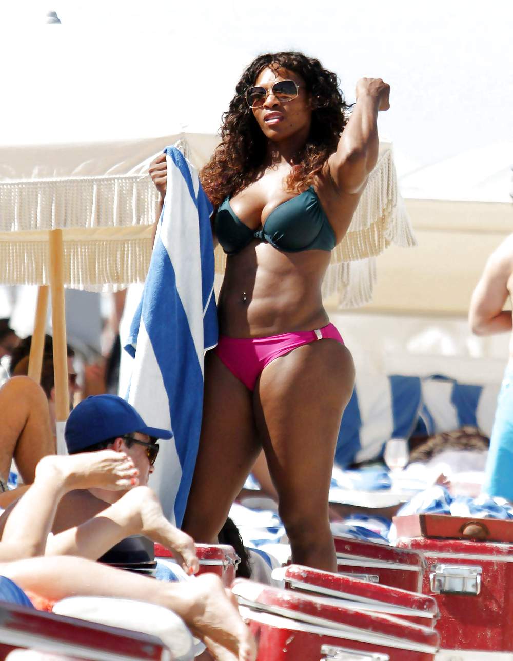 Serena williams - indossando un bikini in una spiaggia di miami
 #5325901