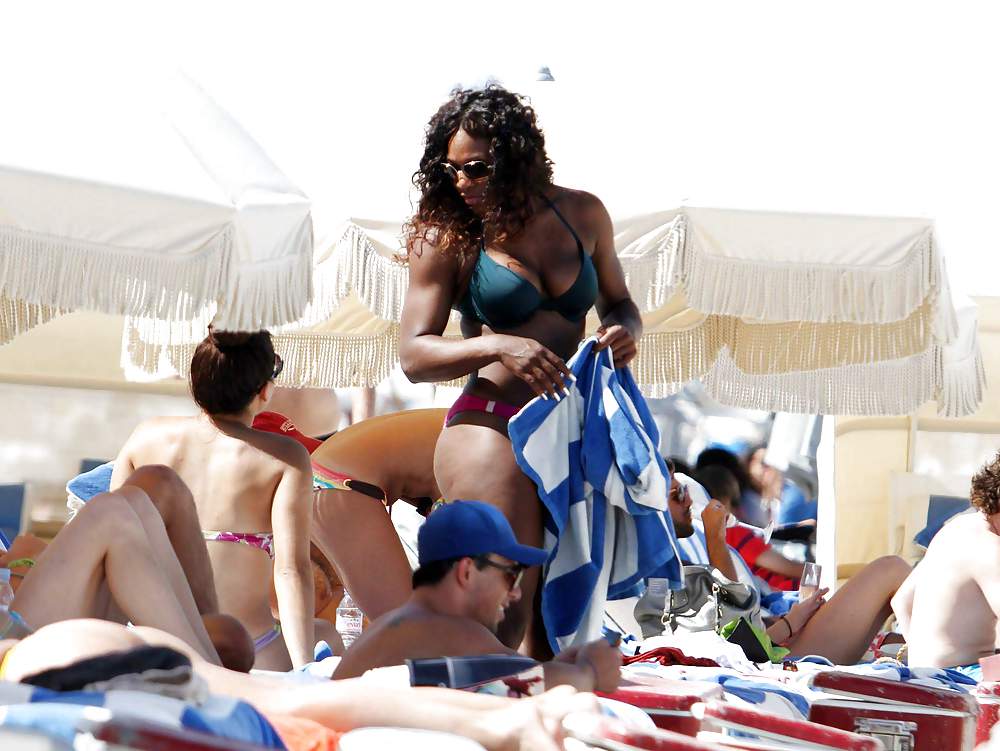 Serena williams - indossando un bikini in una spiaggia di miami
 #5325908